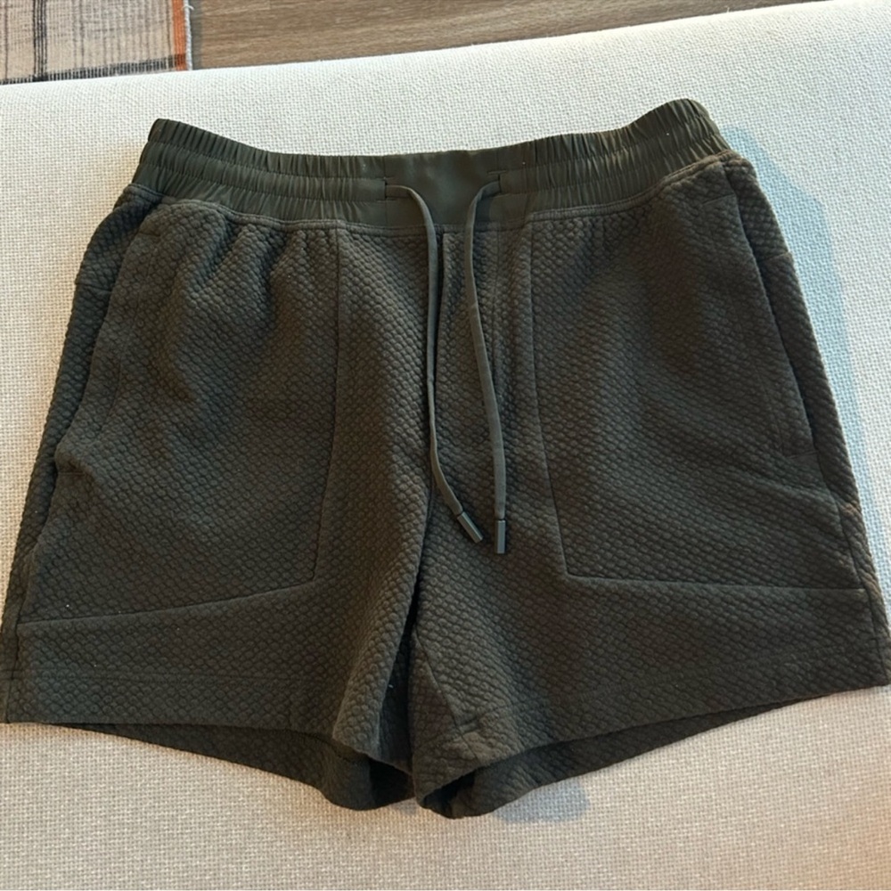 lululemon at ease 5” athletica green Athletic Shorts men’s large
